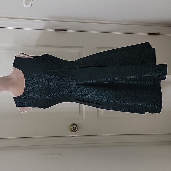 Nine West Size 6 NEW w/ Tag Shiny Green / Black Damask Fit & Flare Dress No Belt - Picture 1 of 16